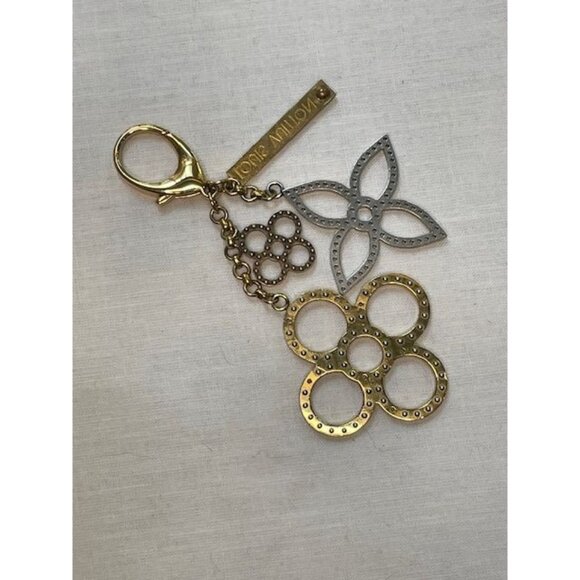 Louis Vuitton Bijoux Sac Tapage Key & Bag Charm — Parisian Luxury in Motion - Picture 3 of 7
